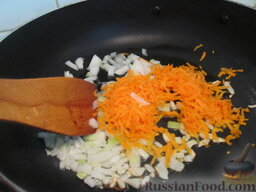 Котлеты с кабачками и соевым фаршем: Всыпаем тертую морковь к золотистому луку. Еще поджарим ее немного, чтобы витамины в ней стали еще полезнее.