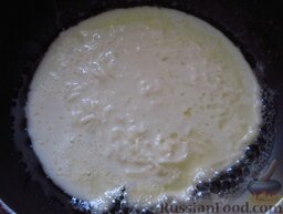 Блины с твёрдым сыром: Жарьте блины с сыром на растительном масле до золотистости.