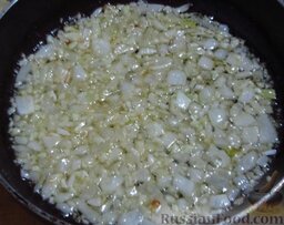 Кабачковая икра по бабушкиному рецепту: Тем временем в отдельной сковороде на 4 ст.л. растительного масла обжарьте рубленый лук и чеснок до прозрачности.