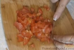 Рулет из лаваша с мясным фаршем и овощами: Аналогично нарезать помидор.