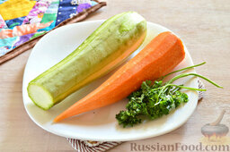 Маринованные кабачки с морковью, на зиму: Как приготовить маринованные кабачки с морковью на зиму:    Промываем под проточной водой кабачок, срезаем плодоножку. Морковь очищаем. Зелень также промываем.