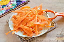 Маринованные кабачки с морковью, на зиму: А вот очищенную морковку мы нарежем на тонкие полоски при помощи специальной овощерезки.
