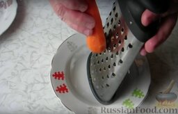Кабачки с соевым соусом: Натираем на крупной терке морковь.