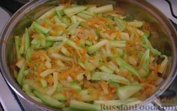 Кабачки с соевым соусом: В сковороду с нагретым растительным маслом помещаем лук, обжариваем его, затем добавляем морковь, обжариваем и добавляем кабачки. Доводим овощи почти до готовности.