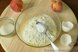Торт из оладий с персиками: Добавить смесь муки и соду. Перемешать тесто.