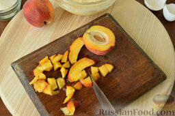 Торт из оладий с персиками: Персик нарезать брусочками до 10 мм.