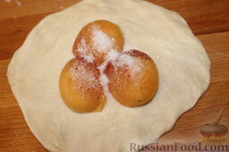 Пирожки с абрикосами: Каждый шарик раскатать, выложить на него порезанные пополам абрикосы, посыпать сахаром.