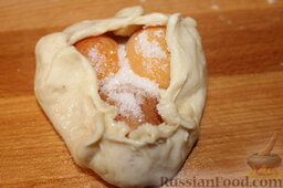 Пирожки с абрикосами: Края теста защипнуть, оставив небольшое отверстие.