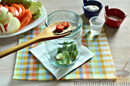 Маринованная закуска из кабачка, помидора и лука: Не забываем про пару колечек жгучего перца, лавровый лист.