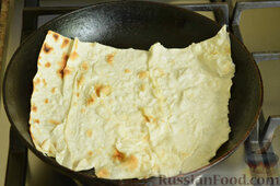 Конвертик из лаваша c кабачками и сыром: Быстро выложить мокрый лаваш на горячую сковороду с предварительно распущенным маслом.