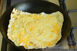 Конвертик из лаваша c кабачками и сыром: Присыпать лаваш c яйцом натертым сыром.