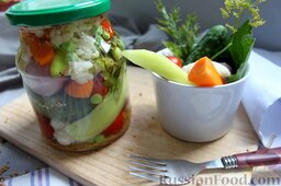 Пикули из сезонных овощей: Готовым маринованный салат из сезонных овощей будет только через пару недель. Хранить обязательно в прохладном месте.