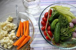Пикули из сезонных овощей: Стерилизуем банку кипятком, традиционным способом; сервируем подготовленные овощи.