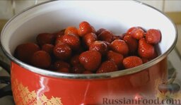 Цукаты из клубники: Высыпать ягоды в сироп. Выключить огонь и оставить на 45 минут, чтобы клубника остыла.