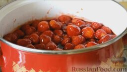 Цукаты из клубники: Нагреть сироп с ягодами до 80-90 градусов (не кипятить!). Снова остудить. Повторить эту процедуру дважды.