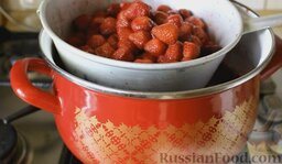 Цукаты из клубники: Извлечь ягоды из сиропа. Закипятить сироп и залить им клубнику. Сделать так 2 раза.