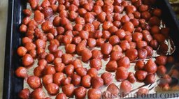 Цукаты из клубники: Застелить противень фольгой. Выложить ягоды на противень.