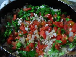 Карныярык (фаршированные баклажаны по-турецки): Потом добавьте рубленую зелень и помидор, посолите, поперчите. При желании можете добавить 1 ст.л. томатной пасты, будет еще вкуснее.