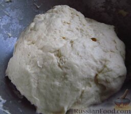Фытыр по-египетски (слоеный пирог с заварным кремом): Как приготовить фытыр по-египетски (слоеный пирог с заварным кремом):    Приготовьте тесто. В теплом молоке разведите дрожжи и щепоть соли. Добавьте яйцо и муку, замесите эластичное тесто.