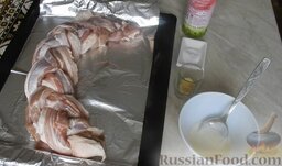 Мясная "косичка" из свинины: На застеленный фольгой противень выложить мясную косу. Подготовить все ингредиенты для сметанного соуса.