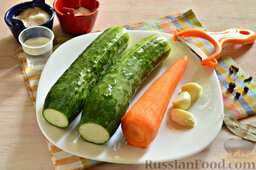 Маринованный салат из огурцов с морковью и чесноком: Как приготовить салат из огурцов и моркови на зиму:    Нужные ингредиенты промываем, очищаем морковь и чеснок.