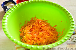 Маринованный салат из огурцов с морковью и чесноком: Подбираем подходящую миску, в которой будем соединять измельченные ингредиенты для маринованного салата на зиму. Начнем с моркови. Натрем ее.