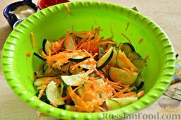 Маринованный салат из огурцов с морковью и чесноком: Чистыми руками перемешиваем ингредиенты для маринованного салата.