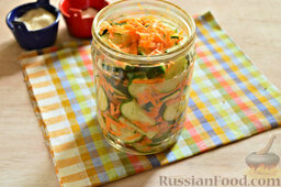 Маринованный салат из огурцов с морковью и чесноком: Плотно наполняем банки салатом.
