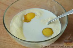 Рулет из лаваша с творогом и черникой: Для заливки соединить 2 яйца, сметану, сахар и молоко.