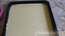 Манник на кефире, с клубникой: Противень смазать растительным маслом и вылить тесто.