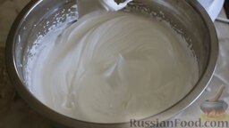 Крем белковый: Белковый крем для десертов и тортов практически готов. Снимаем его с водяной бани и продолжаем взбивать еще 5 минут.