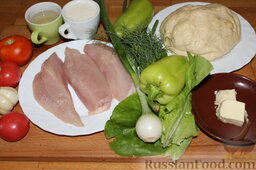 Салат с куриным филе, болгарским перцем, шпинатом (в лепешке): Подготовить все продукты для салата.   Дрожжевое тесто можно использовать готовое или приготовить самостоятельно - это совсем несложно.