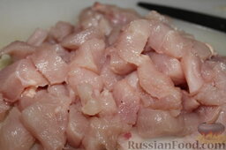Салат с куриным филе, болгарским перцем, шпинатом (в лепешке): Пока лепешки пекутся, порезать куриное филе помельче.
