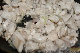 Салат с куриным филе, болгарским перцем, шпинатом (в лепешке): Обжаривать филе с луком до золотистого цвета на растительном масле.