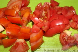 Салат с куриным филе, болгарским перцем, шпинатом (в лепешке): Порезать помидор.