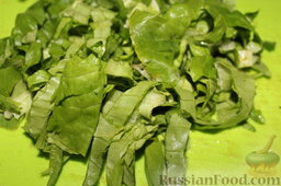 Салат с куриным филе, болгарским перцем, шпинатом (в лепешке): Измельчить шпинат.