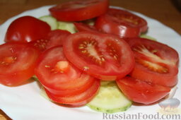 Тортилья пшеничная с куриной печенью и овощами: Порезать свежие помидоры и огурцы тонкими ломтиками.