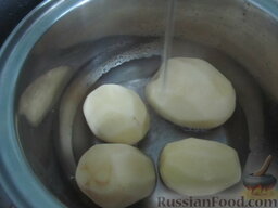 Запеканка с картофелем, перцем и сардельками (на сковороде): Как приготовить запеканку на сковороде из картофеля с перцем и сардельками:    Отвариваем картофель до полуготовности.