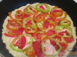 Запеканка с картофелем, перцем и сардельками (на сковороде): Вырезаем сердцевину перца, нарезаем на кольца. Колечки болгарского перца раскладываем поверх помидоров.