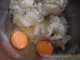 Запеканка с картофелем, перцем и сардельками (на сковороде): Вбиваем яйца.