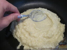 Запеканка с картофелем, перцем и сардельками (на сковороде): Выкладываем картофельно-яичную основу на сковороду.