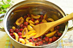 Быстрое варенье из вишни и абрикосов: Перемешивая деревянной лопаточкой, доводим ягоды и фрукты до кипения.