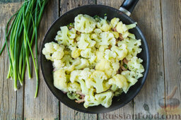 Цветная капуста с грудинкой, в яичной заливке (на сковороде): Затем выложим на сковороду с обжаренными ингредиентами отваренную цветную капусту.