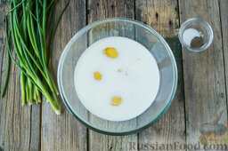 Цветная капуста с грудинкой, в яичной заливке (на сковороде): В это время смешаем 4 яйца и молоко, добавим немного соли и перца для остроты.
