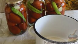 Острые маринованные помидоры с перцем и хреном (без стерилизации): Залить помидоры крутым кипятком и накрыть стерилизованными крышками. И оставить на 20-30 минут.