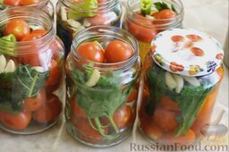 Маринованные помидоры (без стерилизации): Залить помидоры крутым кипятком и накрыть стерилизованными крышками. Оставить на 5 минут.