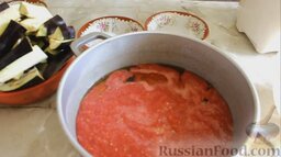 Баклажаны в томате с острым перцем (на зиму): Туда же добавить помидоры с перцем и чесноком.