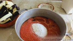 Баклажаны в томате с острым перцем (на зиму): Высыпать соль и сахар.