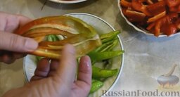Аджика из кабачков (на зиму): Острый перец очистить от семян.