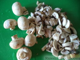 Болгарский перец, фаршированный рисом и грибами: Грибы вымыть, нарезать кусочками.
